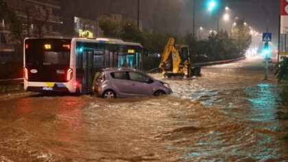 Σφοδρή-κακοκαιρία-στην-Αττική:-Παρασύρθηκαν-οχήματα-–-Φούσκωσαν-ποτάμια,-προβλήματα-σε-ΤΡΑΜ-και-Ηλεκτρικό