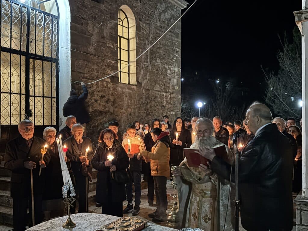 Πάσχα-στη-Μεσοχώρα:-Πλήθος-κόσμου-σε-Επιτάφιο-και-Ανάσταση