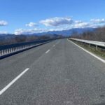 Αυτοκίνητο-ανετράπη-στο-δρόμο-Καρδίτσας-–-Τρικάλων.-Η-αστυνομία-ψάχνει-να-βρει-τον-οδηγό