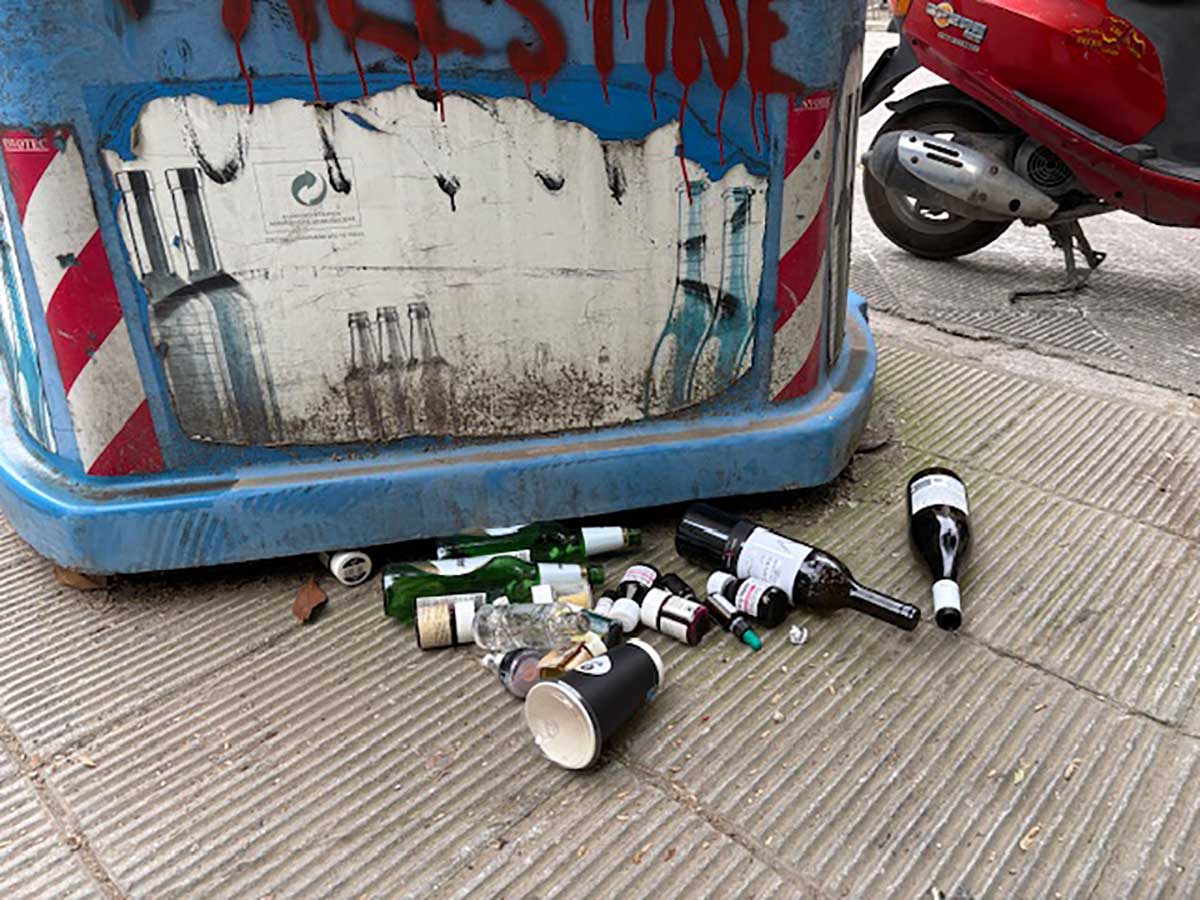 Κάδος-ντροπή-στην-πλατεία-Χατζηπέτρου