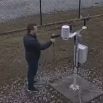 Γαλλία:-Στοιχηματική-απάτη-με-πιστολάκι-μαλλιών-–-«Πείραζαν»-τα-θερμόμετρα-στο-Παρίσι-και-έβγαλαν-χιλιάδες-ευρώ,-δείτε-βίντεο