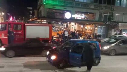 Τρίκαλα:-Φλεγόμενο-όχημα-στην-κεντρική-πλατεία