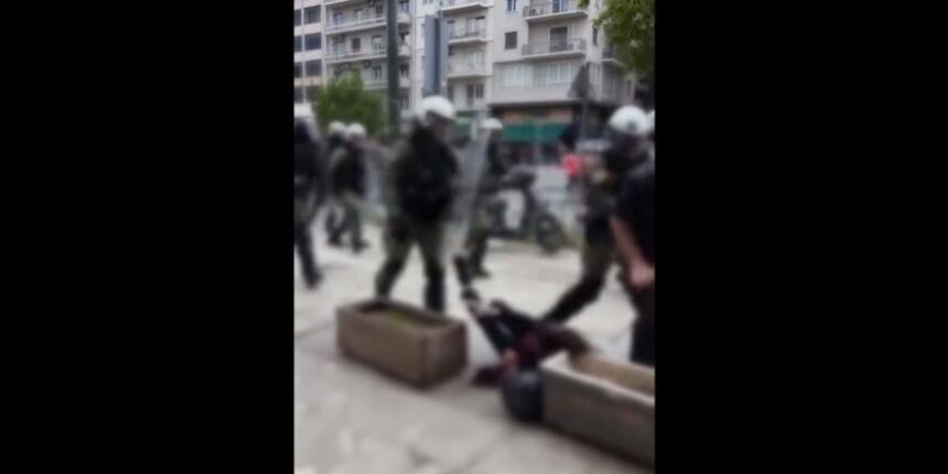 Ανατριχιαστικό-βίντεο-στο-Εφετείο:-Η-στιγμή-που-άνδρας-των-ΜΑΤ-σπρώχνει-κοπέλα-πάνω-σε-ζαρντινιέρα