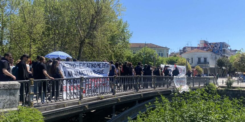 Διαμαρτυρία-και-πορεία-του-Ρουβίκωνα-στο-κέντρο-των-Τρικάλων-–-Σε-κλοιό-ΜΑΤ-το-Δημαρχείο-(ΦΩΤΟ)