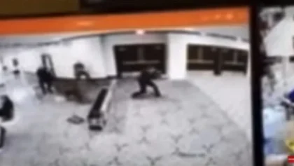 Βίντεο:-Η-στιγμή-της-εφόδου-του-31χρονου-δράστη-στη-δεξίωση-του-Λευκού-Οίκου