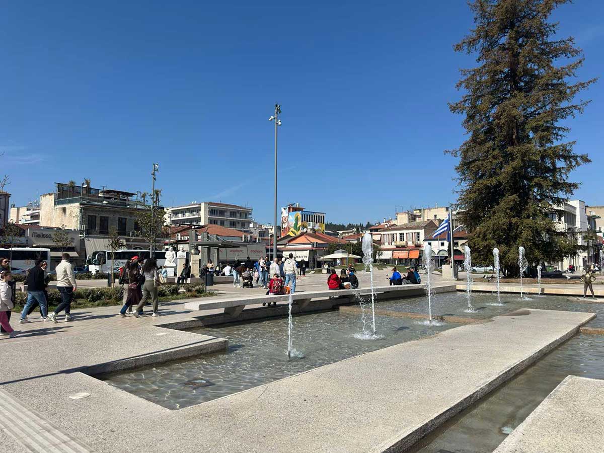 Τρίκαλα:-Παιδί-έπεσε-στο-συντριβάνι-της-πλατείας