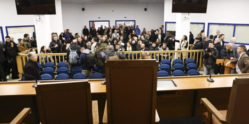 Οργή-για-πιθανή-αναβολή-της-δίκης-των-Τεμπών-για-εβδομάδες:-Αντιδράσεις-συνηγόρων-συγγενών-σε-ενδεχόμενη-νέα-καθυστέρηση-(βίντεο)