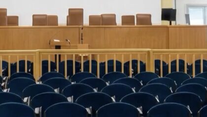 Δικαστική-αίθουσα-για-τα-Τέμπη:-Καταγγελίες-ότι-ο-χώρος-διεξαγωγής-της-δίκης-λειτουργεί-με-άδεια-εστιατορίου!