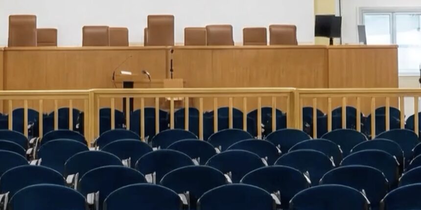 Δικαστική-αίθουσα-για-τα-Τέμπη:-Καταγγελίες-ότι-ο-χώρος-διεξαγωγής-της-δίκης-λειτουργεί-με-άδεια-εστιατορίου!