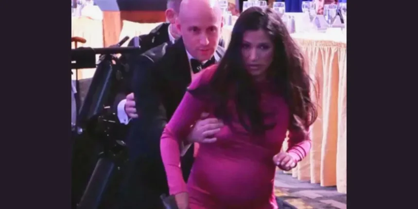 Σάλος-με-σύμβουλο-του-Τραμπ:-Τον-κατηγορούν-ότι-έβαλε-ως-“ασπίδα”-την-έγκυο-γυναίκα-του-στην-επίθεση-στο-δείπνο-(Βίντεο)