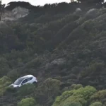 Θρίλερ-στη-Ρόδο:-Προσπάθησε-να-ρίξει-στον-γκρεμό-το-αυτοκίνητο-με-την-εν-διαστάσει-σύζυγο-και-το-παιδί-του