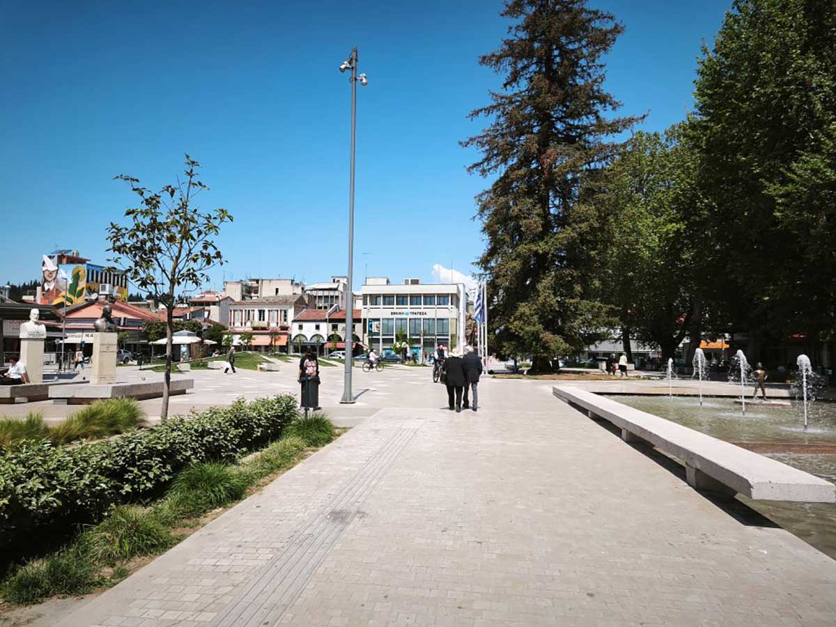 Πλατεία-Τρικάλων:-Έπεσε-παιδί,-«προσέχετε-τα-παιδιά»