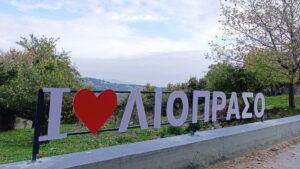 Λιόπρασο:-Ένα-χωριό-που-ζωντανεύει-ξανά-το-καλοκαίρι