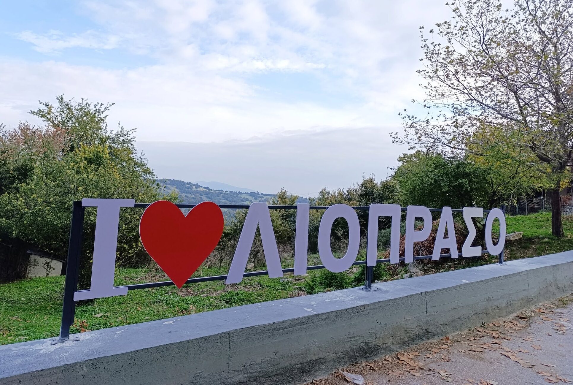 Λιόπρασο:-Ένα-χωριό-που-ζωντανεύει-ξανά-το-καλοκαίρι