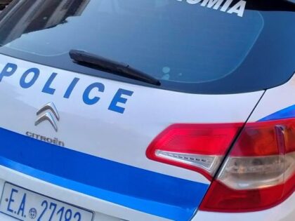 Ανδρας-κυνηγούσε-να-χτυπήσει-τη-σύζυγό-του-με-μπαλτά-στα-Τρίκαλα