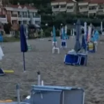 Χαλκιδική:-Έβαλαν-ξανά-στην-παραλία-τις-100-ομπρέλες-και-ξαπλώστρες-που-είχε-“ξηλώσει”-ο-Δήμος-Πολυγύρου-–-Τι-καταγγέλλουν-οι-μόνιμοι-κάτοικοι