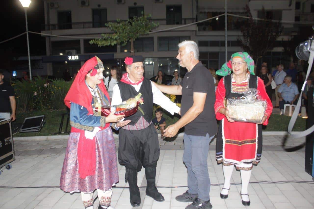 Παραδοσιακοί-χοροί-γέμισαν-την-πλατεία-της-Πύλης