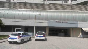 Τροχαίο-στον-κόμβο-Γόμφων-–-Λαζαρίνας:-Τραυματίστηκε-30χρονος-δικυκλιστής