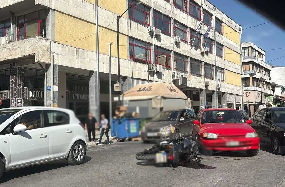 Τρίκαλα:-Σύγκρουση-ΙΧ-με-μηχανή-στην-Τσιτσάνη-–-Ένας-τραυματίας