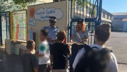 Αστυνομικοί-διένειμαν-ενημερωτικό-υλικό-κυκλοφοριακού-περιεχομένου-σε-σχολεία-των-ΠΕ.-Θεσσαλίας