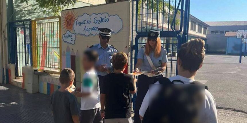 Αστυνομικοί-διένειμαν-ενημερωτικό-υλικό-κυκλοφοριακού-περιεχομένου-σε-σχολεία-των-ΠΕ.-Θεσσαλίας