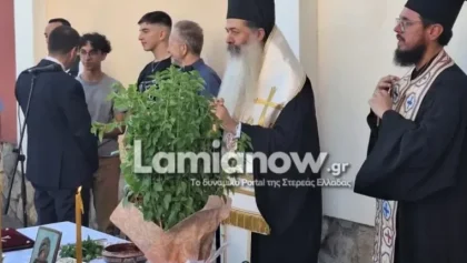Λαμία:-Το…-αστείο-του-Μητροπολίτη-Φθιώτιδας-Συμεών-για-το-predator-στον-αγιασμό-για-τη-νέα-σχολική-χρονιά-και-η-“καταγγελία”-για-“παρακολούθηση”-(Εικόνες-&-Βίντεο)