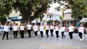 Παιδιά-και-ΚΑΠΗ-χόρεψαν-μαζί-στην-πλατεία-Μακαρίου