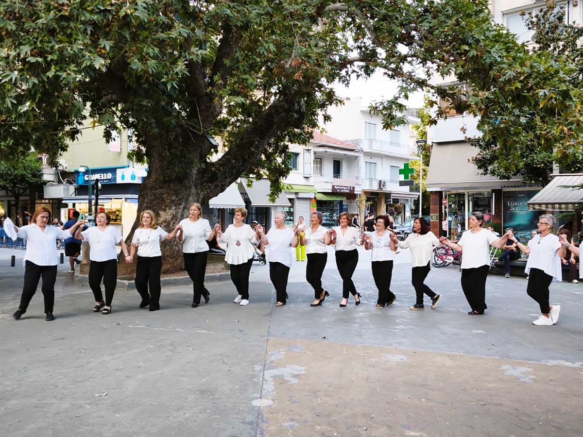 Παιδιά-και-ΚΑΠΗ-χόρεψαν-μαζί-στην-πλατεία-Μακαρίου