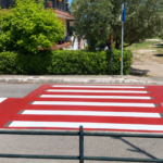 Δ.-Παπαστεργίου:-«Η-ασφάλεια-των-παιδιών-μας-στον-δρόμο-είναι-ευθύνη-όλων-μας-και-σταθερή-προτεραιότητά-μας»-843-έξυπνες-διαβάσεις-πεζών-έξω-από-σχολικές-μονάδες-σε-107-Δήμου