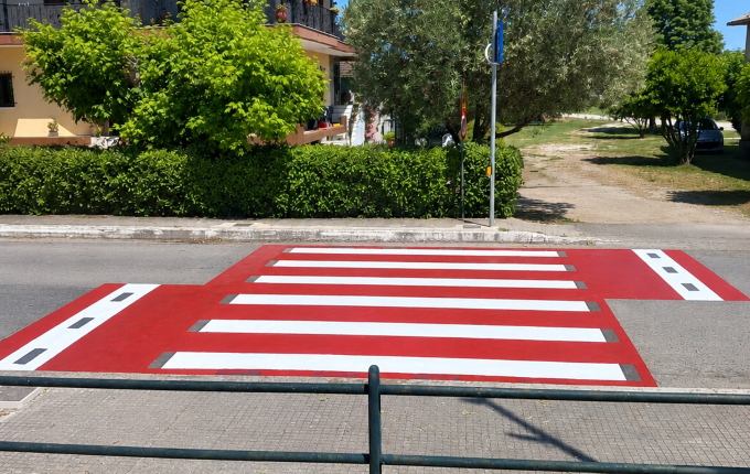 Δ.-Παπαστεργίου:-«Η-ασφάλεια-των-παιδιών-μας-στον-δρόμο-είναι-ευθύνη-όλων-μας-και-σταθερή-προτεραιότητά-μας»-843-έξυπνες-διαβάσεις-πεζών-έξω-από-σχολικές-μονάδες-σε-107-Δήμου