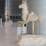 Μουσείο-Ακρόπολης:-Ξανά-στις-προθήκες-το-Άγαλμα-του-Ιππέα-μετά-από-συντήρηση-(Εντυπωσιακές-εικόνες)