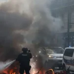 Σάλος-στη-Γαλλία:-Αστυνομικοί-φυλάνε-το-ζαχαροπλαστείο-των-Μακρόν-ενώ-η-χώρα-φλέγεται