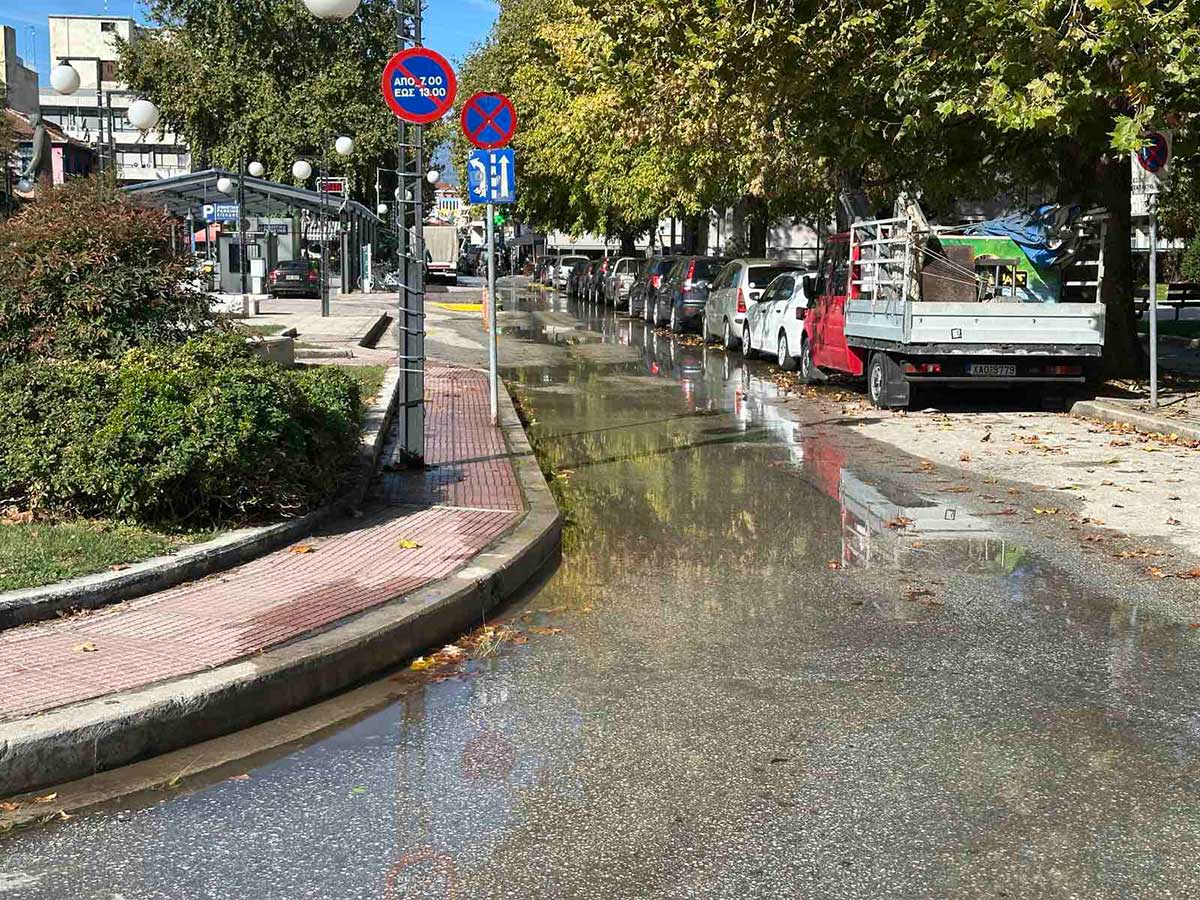 Τρίκαλα:-Το-νερό-στον-δρόμο,-οι-αρμόδιοι-άφαντοι
